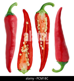 Gousses de piment rouge frais - ensemble et couper la moitié de la vue. Isolated on white studio ensemble macro Banque D'Images