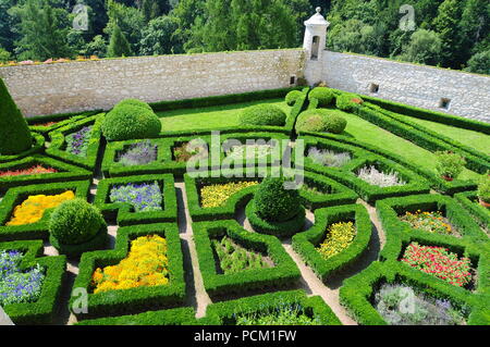 Dans le jardin Pieskowa Skala Château près de Cracovie en Pologne Banque D'Images