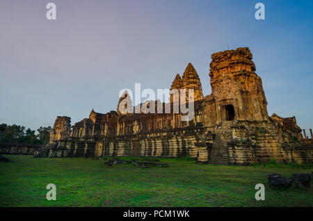 Angkor Wat temple, à partir de la face ouest, au lever du soleil. Siem Reap, Cambodge. Banque D'Images