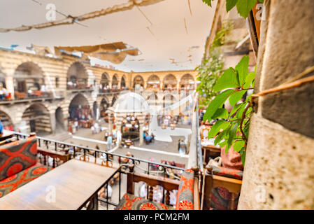 Vue sur la cour d'Hasan Pacha Khan,une auberge médiévale utilisée pour les cafés et boutiques à Diyarbakir, Turquie Banque D'Images