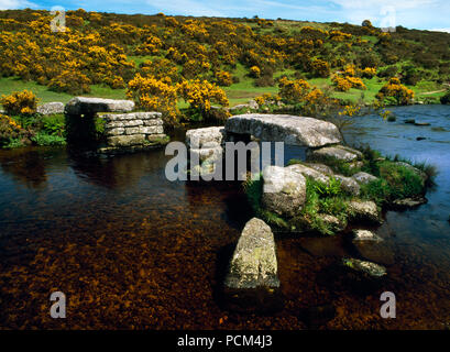 Voir l'ESE de ruines d'un pont sur le clapet à l'Est de la rivière Dart à Bellever à Dartmoor, dans le Devon, UK : attend mais probablement préhistorique ou médiévale plus tard. Banque D'Images