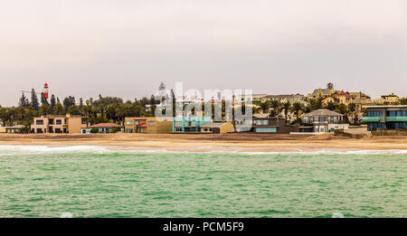 Vue de la mer sur la côte de Swakopmund, Namibie ville coloniale allemande Banque D'Images