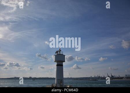 Phare de Kadikoy et la silhouette ville vue du ferry Banque D'Images