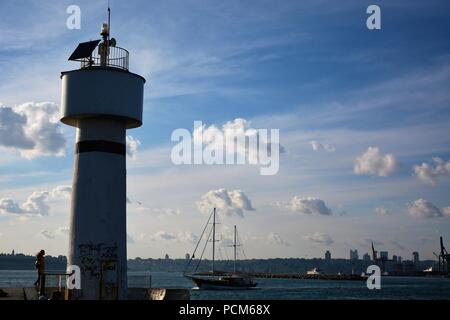 Chantier naval de Kadikoy et le gratte-ciel du côté de l'Europe, sur une journée ensoleillée Banque D'Images