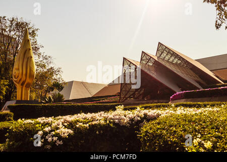 Bangkok, Thaïlande - 20 Février 2017 : Belle architecture de Queen Sirikit National Convention Centre, le principal centre de congrès et d'exposition h Banque D'Images