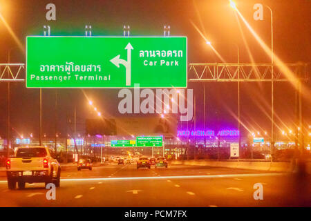Bangkok, Thaïlande - 21 Février, 2017 : touriste, c'est au cours sur le chemin de l'Aéroport International Suvarnabhumi pour le vol du matin à 5 heures. Tourné en ta Banque D'Images