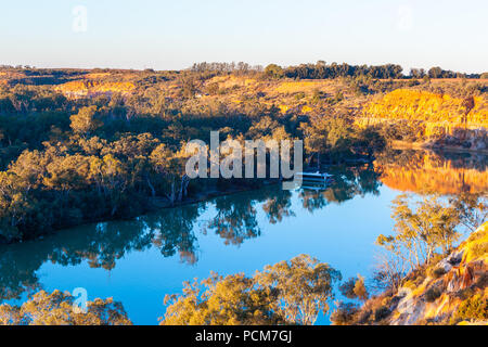 Péniche amarrée à Murray River au coucher du soleil. Riverland, Australie du Sud Banque D'Images