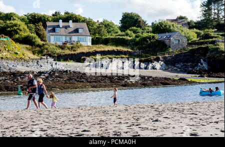 Les touristes marche sur Newport Sands Pembrokeshire Wales Banque D'Images