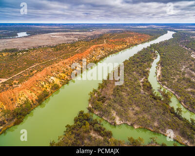 L'érosion des falaises de grès orange magnifique qui pèse sur l'emblématique Murray River Banque D'Images