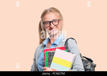 Happy young student girl holding books, lycée ou collège graduand sur fond pastel. Retour à l'école Banque D'Images