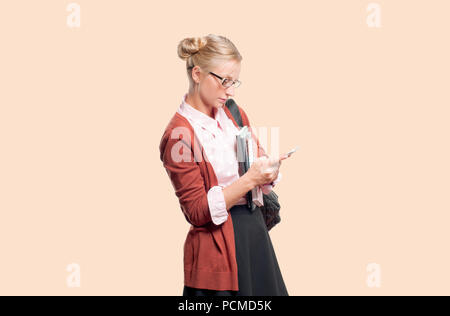 Jeune étudiant girl holding books, lycée ou collège graduand sur fond pastel. Retour à l'école Banque D'Images