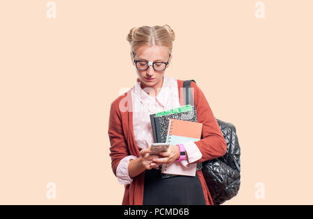 Jeune étudiant girl holding books, lycée ou collège graduand sur fond pastel. Retour à l'école Banque D'Images