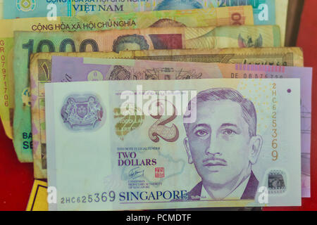 Vintage Singapour Dollar deux anciens billets Billets et Vietnam pour collectionneur. Banque D'Images
