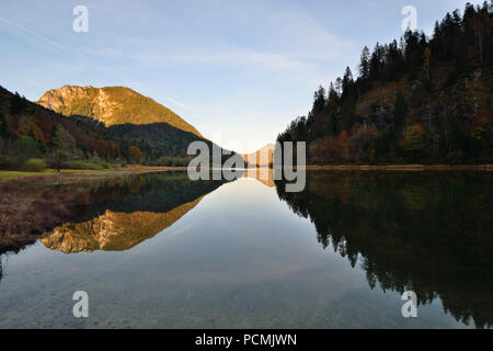 Automne au lac Weitsee avec Hörndlwand la réserve naturelle à l'Est de l'alpes de Chiemgau, près de Ruhpolding, en Bavière, Allemagne Banque D'Images