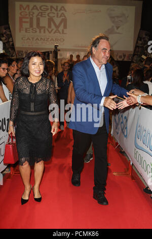 Catanzaro Lido, Italie. 09Th Aug 2018. Catanzaro Lido (CZ), Magna Graecia Film Festival. Sur la photo : Oliver Stone avec son épouse bien-jung Jung : Crédit Photo Agency indépendante/Alamy Live News Banque D'Images