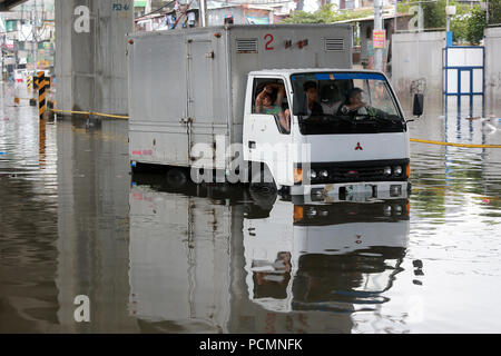 Quezon City, Philippines. 3e août 2018. Un chariot est immobilisé par les inondations après de fortes pluies de mousson à Quezon City, Metro Manila, Philippines, 3 août 2018. Plusieurs rues et zones résidentielles dans la région métropolitaine de Manille ont été immergés dans l'eau en raison de la mousson continue. Credit : Rouelle Umali/Xinhua/Alamy Live News Banque D'Images