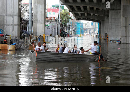 Quezon City, Philippines. 3e août 2018. Le bateau le long trajet résidents une route inondée après de fortes pluies de mousson à Quezon City, Metro Manila, Philippines, 3 août 2018. Plusieurs rues et zones résidentielles dans la région métropolitaine de Manille ont été immergés dans l'eau en raison de la mousson continue. Credit : Rouelle Umali/Xinhua/Alamy Live News Banque D'Images