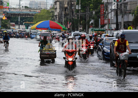 Quezon City, Philippines. 3e août 2018. Les véhicules se déplacent le long d'une route inondée après de fortes pluies de mousson à Quezon City, Metro Manila, Philippines, 3 août 2018. Plusieurs rues et zones résidentielles dans la région métropolitaine de Manille ont été immergés dans l'eau en raison de la mousson continue. Credit : Rouelle Umali/Xinhua/Alamy Live News Banque D'Images