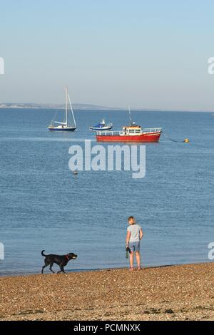 Thorpe Bay, Southend-on-Sea, Essex, Royaume-Uni. 3 Août, 2018. Météo France : Matin vues sur la plage de Thorpe Bay - vue d'une femme et son chien Crédit : Ben Recteur/Alamy Live News Banque D'Images