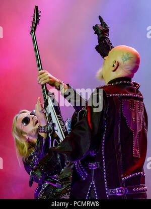 02 août 2018, l'Allemagne, le Wacken : Richie Faulkner (L) et Rob Halford, membres du groupe de heavy metal britannique Judas Priest, sur scène à l'Wacken Open Air. Selon les organisateurs, le plus grand festival de heavy metal commence avec 75 000 visiteurs. Photo : Axel Heimken/dpa Banque D'Images
