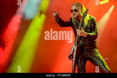 02 août 2018, l'Allemagne, le Wacken : Richie Faulkner, guitariste du groupe de heavy metal britannique Judas Priest, est sur scène au Wacken Open Air festival. Selon les organisateurs, le plus grand festival de heavy metal commence avec 75 000 visiteurs. Photo : Axel Heimken/dpa Banque D'Images