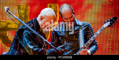 02 août 2018, l'Allemagne, le Wacken : Andy Sneap (R) et de Rob Halford, membres du groupe de heavy metal britannique Judas Priest, sont sur scène au Wacken Open Air festival. Selon les organisateurs, le plus grand festival de heavy metal commence avec 75 000 visiteurs. Photo : Axel Heimken/dpa Banque D'Images