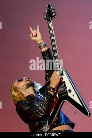 02 août 2018, l'Allemagne, le Wacken : Richie Faulkner, guitariste du groupe de heavy metal britannique Judas Priest, est sur scène au Wacken Open Air. Selon les organisateurs, le plus grand festival de heavy metal commence avec 75 000 visiteurs. Photo : Axel Heimken/dpa Banque D'Images