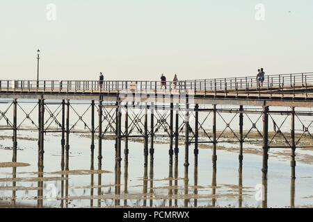 Southend-on-Sea, Essex, Royaume-Uni. 3 Août, 2018. Météo France : Un autre jour brûlant à Southend - vue de personnes à pied sur la jetée Crédit : Ben Recteur/Alamy Live News Banque D'Images