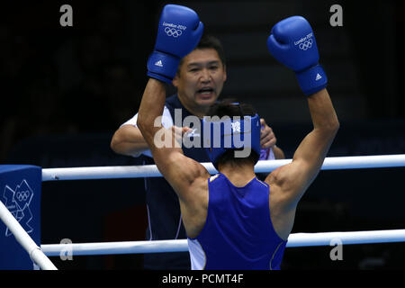 Le Japon Ryota Murata (avant) entretiens avec Hirokuni Moto entraîneur en chef après le tour final pendant les Jeux Olympiques de 2012 à Londres au milieu des hommes de Boxe (75kg) au Final ExCeL à Londres, Royaume-Uni, le 11 août 2012. Credit : Koji Aoki/AFLO SPORT/Alamy Live News Banque D'Images