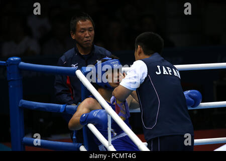 Le Japon Ryota Murata (C) des entretiens avec Hirokuni Moto (R) entraîneur en chef pendant les Jeux Olympiques de 2012 à Londres au milieu des hommes de Boxe (75kg) au Final ExCeL à Londres, Royaume-Uni, le 11 août 2012. Credit : Koji Aoki/AFLO SPORT/Alamy Live News Banque D'Images