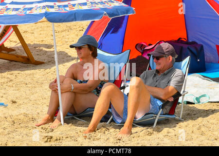 Lyme Regis, dans le Dorset, UK. 3 août 2018. Météo britannique. Le soleil sur la plage à la station balnéaire de Lyme Regis dans le Dorset profitant du soleil chaud et un ciel bleu pendant les vacances d'été. Crédit photo : Graham Hunt/Alamy Live News Banque D'Images