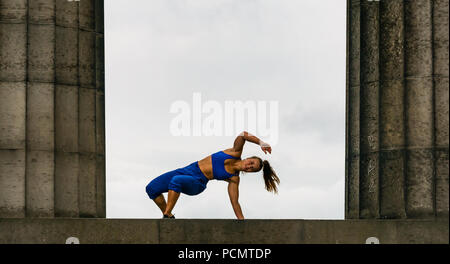 Edinburgh Fringe Festival, Édimbourg, Royaume-Uni. 3 août 2018. Calton Hill, Édimbourg, Écosse Royaume-Uni : une séance de photos pour à peine Troupe méthodique (BMT), un dispositif expérimental de cirque acrobatique. Fringe 2018 leur spectacle est appelée SHIFT. Une interprète féminine sur le monument national de l'Ecosse Banque D'Images