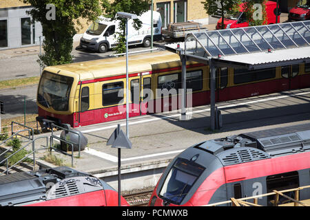 Potsdam, Allemagne. 06Th Aug 2018. Un chemin de fer de banlieue de Berlin est debout sur une voie ferrée à la gare principale de Potsdam. Le dynamitage planifié d'une bombe aérienne de la Seconde Guerre mondiale dans le centre-ville de Potsdam s'avère difficile. En raison de problèmes techniques, une première tentative a échoué de sautage à midi. Le matin, autour de 3 000 habitants ont dû quitter leurs foyers dans le rayon de 800 mètres autour de l'emplacement de l'ancien dépôt de tramways. Credit : Friedrich Bungert/dpa-Zentralbild/ZB/dpa/Alamy Live News Banque D'Images