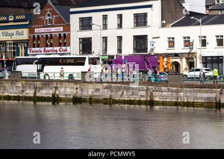 Cork, Irlande. 3e août 2018. Indiependence Festival est aujourd'hui le premier jour du Festival de l'indépendance en 2018 où des milliers de personnes se rassembleront à mitchelstown à l'un des plus important festival de musique bouchons pour voir des groupes tels que Jake Bugg, Walkign sur les voitures et Primal Scream. Fans de musique entraîneurs conseil de la ville de Cork à 11 heures ce matin. Credit : Damian Coleman Banque D'Images