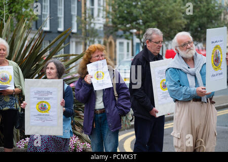 Wles Aberystwyth UK, vendredi 03 août 2018 un groupe de Quakers tenue une veillée au coin d'une rue dans le centre de Aberystwyth, à l'appui de la Ride 4 l'égalité et le bien commun. De partir de Cumbria, le 22 juillet, et arrive à Londres aujourd'hui, les coureurs demandent au gouvernement et appelant à la fin immédiate du démantèlement de l'État-providence du Royaume-Uni. Photo © Keith Morris / Alamy Live News Banque D'Images