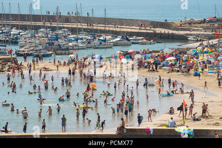 Lyme Regis, dans le Dorset, UK. 3 août 2018. Météo France : brulante du soleil et ciel bleu à Lyme Regis. Vacanciers et sunseekers affluent vers les paniers-plage à la station balnéaire de Lyme Regis cet après-midi que les températures montent sur ce que devrait être la journée la plus chaude jamais enregistrée. Credit : Celia McMahon/Alamy Live News Banque D'Images