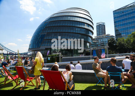 L'écope. Londres. UK, 3 août 2018 - les travailleurs de la ville profitez du soleil dans l'écope en vue de l'Hôtel de Ville sur une autre journée très chaude dans la capitale. D'après le Met Office la canicule est d'continue au Royaume-Uni et dans certaines parties de l'Europe dans les prochains jours avec des températures record prévu. Credit : Dinendra Haria/Alamy Live News Banque D'Images