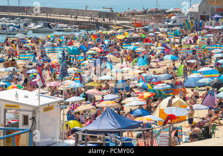 Lyme Regis, dans le Dorset, UK. 3 août 2018. Météo France : brulante du soleil et ciel bleu à Lyme Regis. Et les vacanciers affluent au sunseekers jolie plage à la station balnéaire de Lyme Regis pour apprécier plus de lumière du soleil chaude que les températures montent sur ce que devrait être la journée la plus chaude jamais enregistrée. Credit : Celia McMahon/Alamy Live News Banque D'Images