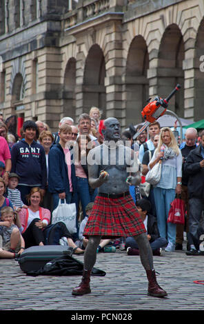 Jour d'ouverture de 2018 Edinburgh Fringe Festival, Ecosse, Royaume-Uni 3 août 2018. Un public important pour les artistes de rue, sur la Royal Mile pour le premier jour de l'Edinburgh Fringe Festival 2018. Banque D'Images