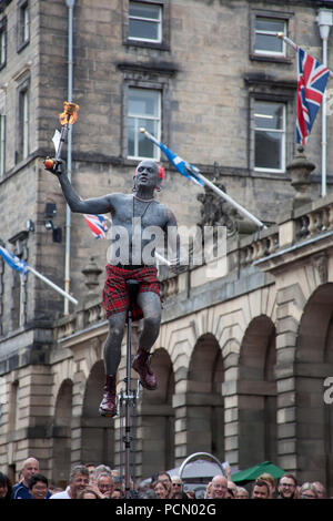 Jour d'ouverture de 2018 Edinburgh Fringe Festival, Ecosse, Royaume-Uni 3 août 2018. Un public important pour les artistes de rue, sur la Royal Mile pour le premier jour de l'Edinburgh Fringe Festival 2018. Banque D'Images