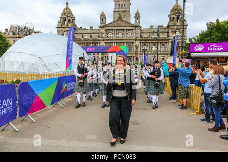 Glasgow, Royaume-Uni. 3 août 2018. Le Lord Provost de Glasgow, EVA ISOÈTE, a pris les devants en défilant le National Youth Pipe Band et d'amis sur George Square, Glasgow Glasgow dans le cadre du Festival 2018, les célébrations des Jeux européens et comme une introduction aux canalisations Live qui commence le 13 août dans la ville. Le maire a également pris le temps de rencontrer certains des pipers et avoir une discussion informelle avec eux. Credit : Findlay/Alamy Live News Banque D'Images