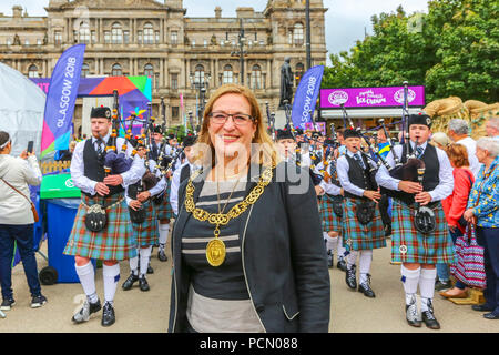 Glasgow, Royaume-Uni. 3 août 2018. Le Lord Provost de Glasgow, EVA ISOÈTE, a pris les devants en défilant le National Youth Pipe Band et d'amis sur George Square, Glasgow Glasgow dans le cadre du Festival 2018, les célébrations des Jeux européens et comme une introduction aux canalisations Live qui commence le 13 août dans la ville. Le maire a également pris le temps de rencontrer certains des pipers et avoir une discussion informelle avec eux. Credit : Findlay/Alamy Live News Banque D'Images