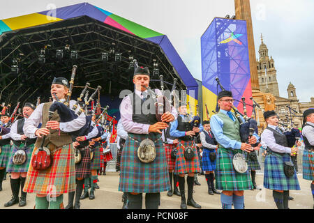 Glasgow, Royaume-Uni. 3 août 2018. Le Lord Provost de Glasgow, EVA ISOÈTE, a pris les devants en défilant le National Youth Pipe Band et d'amis sur George Square, Glasgow Glasgow dans le cadre du Festival 2018, les célébrations des Jeux européens et comme une introduction aux canalisations Live qui commence le 13 août dans la ville. Le maire a également pris le temps de rencontrer certains des pipers et avoir une discussion informelle avec eux. Credit : Findlay/Alamy Live News Banque D'Images