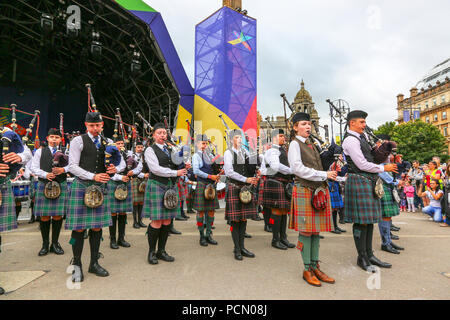 Glasgow, Royaume-Uni. 3 août 2018. Le Lord Provost de Glasgow, EVA ISOÈTE, a pris les devants en défilant le National Youth Pipe Band et d'amis sur George Square, Glasgow Glasgow dans le cadre du Festival 2018, les célébrations des Jeux européens et comme une introduction aux canalisations Live qui commence le 13 août dans la ville. Le maire a également pris le temps de rencontrer certains des pipers et avoir une discussion informelle avec eux. Credit : Findlay/Alamy Live News Banque D'Images