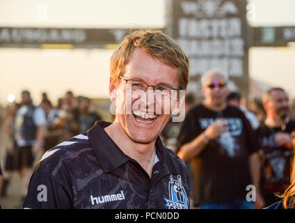 02 août 2018, l'Allemagne, le Wacken : Daniel Günther (CDU), Premier Ministre du Schleswig-Holstein, s'amuse à l'Open Air Festival de Wacken. Selon les organisateurs, le plus grand festival de heavy metal commence avec 75 000 visiteurs. Photo : Axel Heimken/dpa Banque D'Images