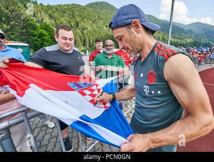 Tegernsee, le lac Tegernsee, Allemagne. 3e juillet 2018. FC Bayern Munich, Rottach Egern, Août 03, 2018 L'entraîneur-chef Niko Kovac (FCB) donne aux fans autographes sur un croationan drapeau national dans le camp des formations pour la saison 2018/2019 La préparation, le 3 août 2018, à Rottach-Egern Tegernsee, Allemagne. © Peter Schatz / Alamy Live News Banque D'Images