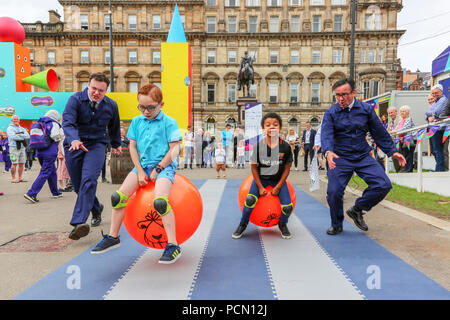 Glasgow, Royaume-Uni. 3 juillet 2018, le grand défi Spacehopper a eu lieu à George Square, Glasgow dans le cadre du Festival 2018 et européennes avec animations jeux enfants montrant outre de leurs compétences d'équilibre, course et vraiment amusant. Ici la course est entre (L-R) NOAH LOWRY, 8 ans, et Zachary JOHN, 7 ans, tous deux de Glasgow : Crédit Findlay/Alamy Live News Banque D'Images