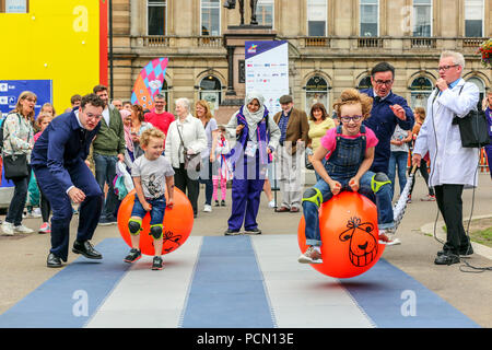 Glasgow, Royaume-Uni. 3 juillet 2018, le grand défi Spacehopper a eu lieu à George Square, Glasgow dans le cadre du Festival 2018 et européennes avec animations jeux enfants montrant outre de leurs compétences d'équilibre, course et vraiment amusant. Ici la course est entre (L-R) James Edgar, l'âge 3 et Stephanie Blair, l'âge de 8 ans à la fois de crédit : Glasgow Findlay/Alamy Live News Banque D'Images