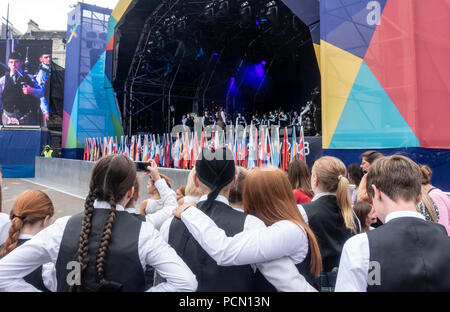 George Square, Glasgow ; l'Ecosse. 06Th August 2018. Les jeunes membres d'un pipe band inscrivez-vous l'auditoire à regarder et écouter le National Youth Pipe Band de l'Ecosse sur scène lors de Festival 2018. Le festival est organisé en parallèle avec le Championnat d'Europe ; Glasgow 2018. Les drapeaux des pays en compétition dans les épreuves sportives sont à l'avant de la scène. George Square est un lieu libre avec plusieurs attractions virtuelles en direct et tous les jours. Credit : Elizabeth Leyde/Alamy Live News Banque D'Images