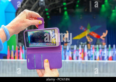 Glasgow, Ecosse, Royaume-Uni. 3 août 2018. Les touristes prend une vidéo sur son téléphone de la Scottish Highland Dancing Exhibition qui aura lieu à George Square, Glasgow Glasgow dans le cadre du Festival 2018 Credit : Findlay/Alamy Live News Banque D'Images